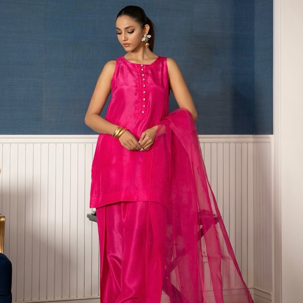 Elegant Pink Sleeveless Kurta Set